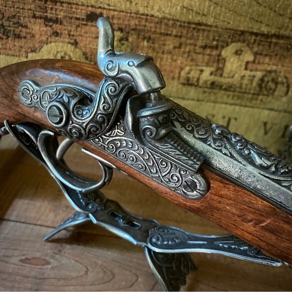 Pirate Flintlock and flask decorative set - Picture 3 of 14
